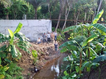 Polly and crew showing how las la selva eco resort on roatan is LEED caribbean